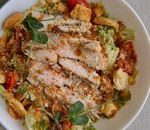 Салат Цезарь с курицей