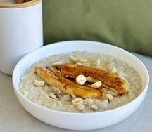 Овсяная каша с карамелью, бананом и фундуком