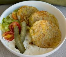 Драники со сливочным соусом, карбонадом и маринованным огурчиком