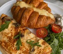 Омлет с грибами, сливочно-грибным соусом и сырным круассаном