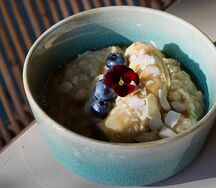 Овсяная каша с бананом,соленной карамелью и миндалем
