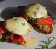 Яйца бенедикт с лососем и гуакамоле
