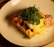 Сырные вафли с яйцом пашот и беконом
