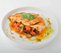 Куриное филе в апельсиновой глазури с овощным рататуем