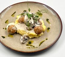 Фрикадельки куриные с картофельным пюре и сливочно-грибным соусом