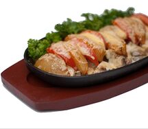 Горячая сковородка с курицей и грибами