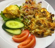 Мясо по-французски с запеченным картофелем и овощным гарниром 