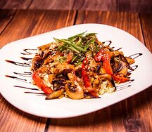 Теплый салат с курицей