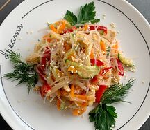 Салат с фунчозой и курицей