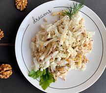 Салат с копченой курочкой, грушей и грецкими орехами