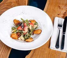 Салат с пряной курицей и свежей клубникой