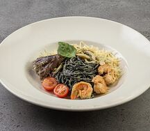 Неро спагетти с морепродуктами и соусом