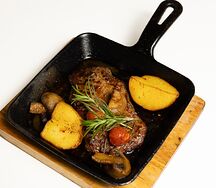 Стейк с запеченными овощами