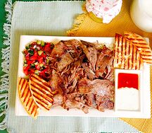 Донер на тарелке куриный