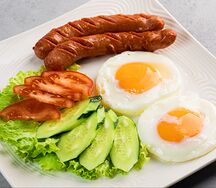 Яичница с куриными сосисками