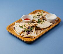 Кесадилья с цыпленком и грибами