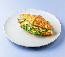 Круассан с лососем и творожным сыром