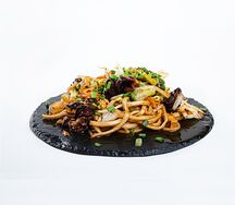 Яичная лапша с говядиной, древесными грибами, тофу в кляре, ростками бобов в соусе Пекин