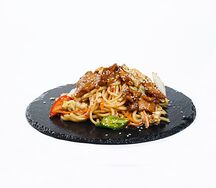 Яичная лапша с куриным филе в соусе Свит Чили