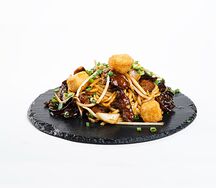 Пшеничная лапша с куриным филе, древесными грибами, тофу в кляре в соусе Хот Азия