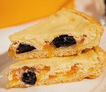 Пирог творожный с курагой и изюмом 