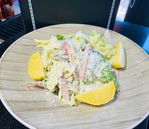 Салат с охотничьими колбасками