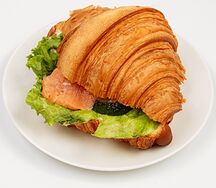 Круассан с семгой