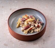 Пенне с колбасками и цыпленком