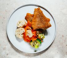 Морской окунь с овощами на пару