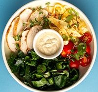 Салат-боул с запеченным куриным филе