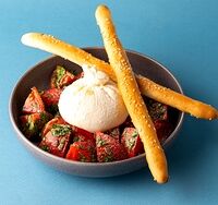 Розовые томаты с сыром Буратта