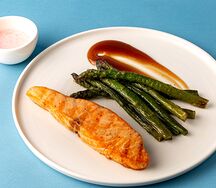 Лосось на гриле с зеленой спаржой и соусом терияки