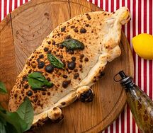Пицца Кальцоне с беконом и соусом песто