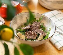Теплый салат с телятиной гриль и артишоками
