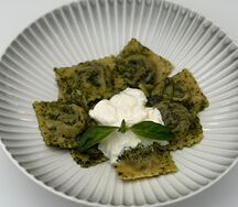Равиоли с грибами и сыром страчателла