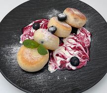 Сырники с ягодным джемом и сметаной