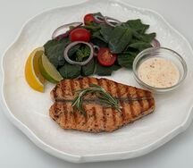 Стейк из лосося под соусом Шампань