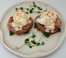Хашбраун с яйцом пашот и ветчиной