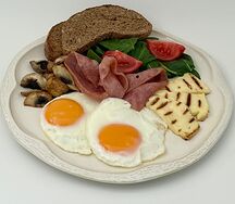 Глазунья с сыром халуми