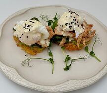 Хашбраун с яйцом пашот и куриным филе
