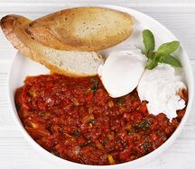 Шакшука с яйцом пашот
