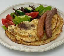 Омлет с вешенками и колбасками гриль