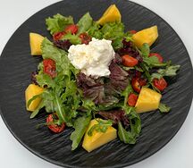 Салат с манго и сыром страчателла
