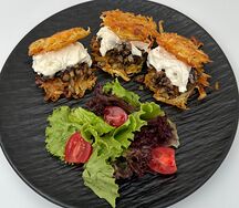 Картофельные блинчики с сыром Страчателла и грибами