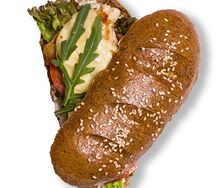 Сэндвич с курицей и моцареллой на багете