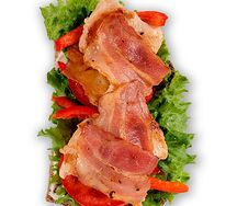 Сэндвич с курицей и беконом на тосте