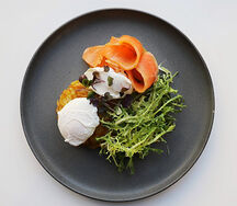 Картофельные драники со слабосоленым лососем, яйцом пашот и домашней сметаной