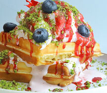 Вафли с клубничным соусом и мороженым