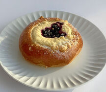 Ватрушка с творогом и черникой