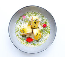 Сырники с кокосовым соусом и маракуйей